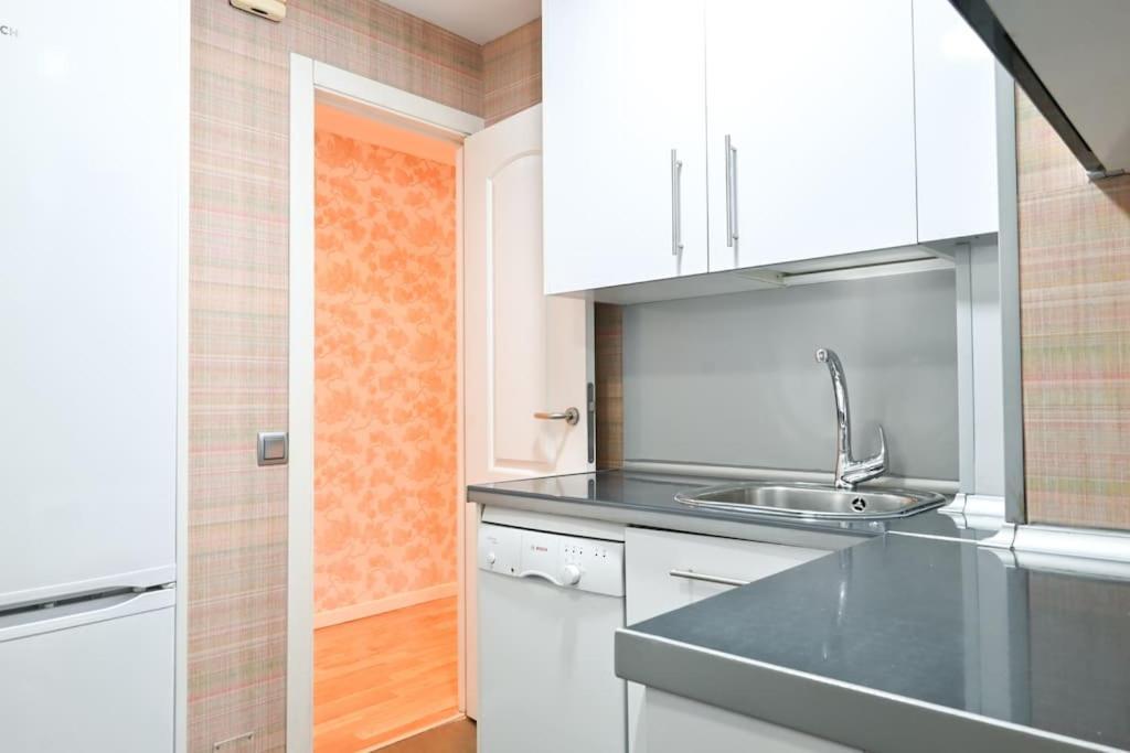 Apartment For Temporal Espacioso De Tres En Ore51 Madrid