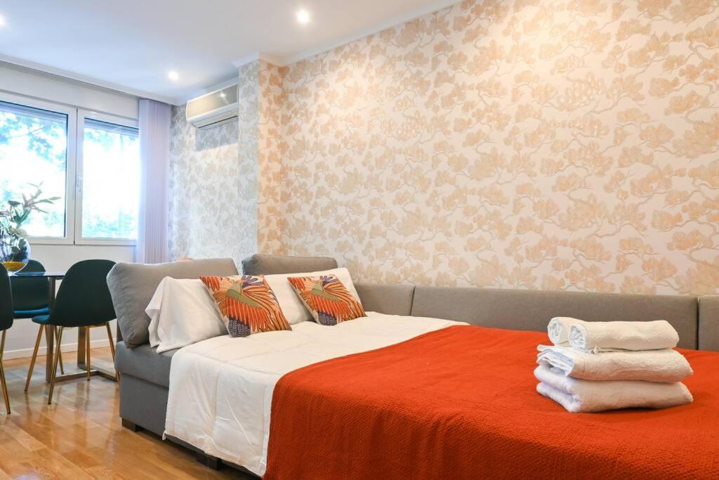 Apartment For Temporal Espacioso De Tres En Ore51 Madrid