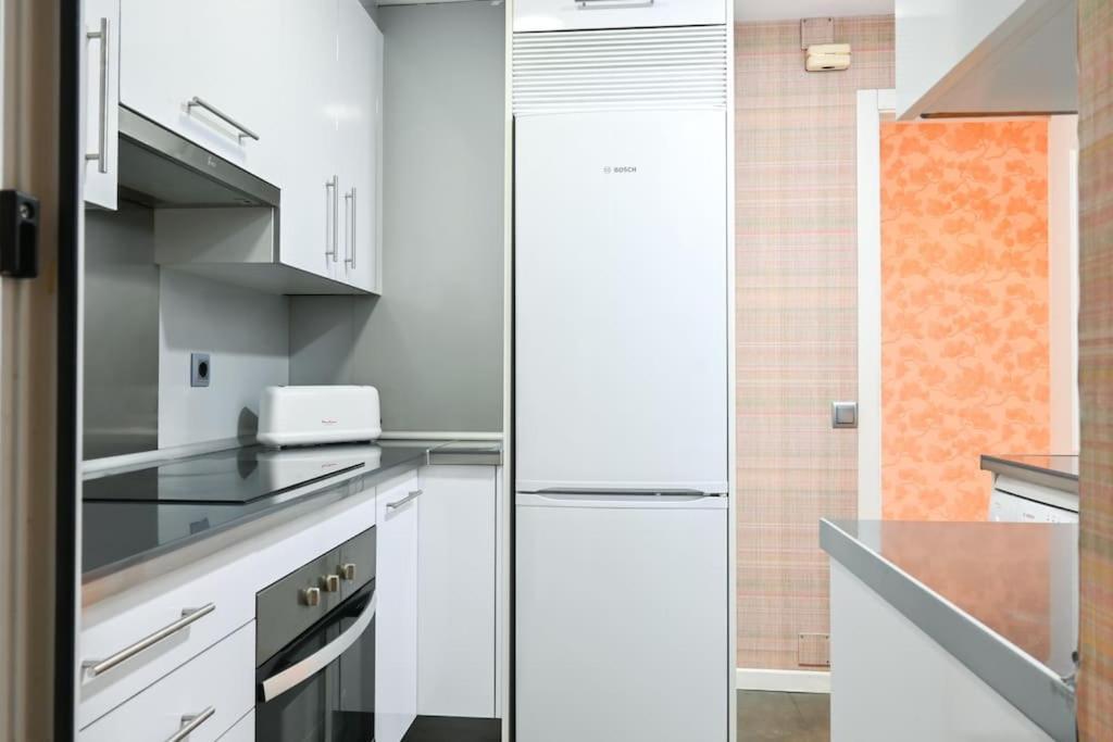 Apartment For Temporal Espacioso De Tres En Ore51 Madrid